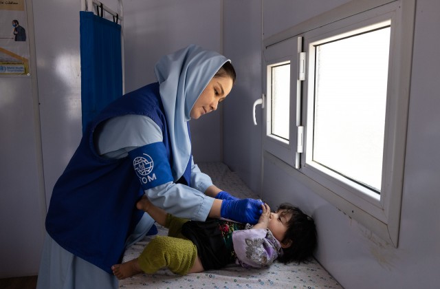 Immunization efforts for displaced children in Shahrak Sabz Displacement site in Herat. Photo: IOM 2021/Bronstein
